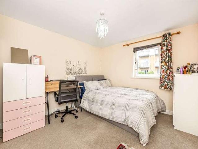 Flat for sale in Pound Hill, Crawley
