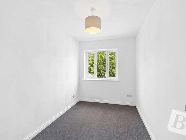 Flat for sale in Gidea Park, Greater London