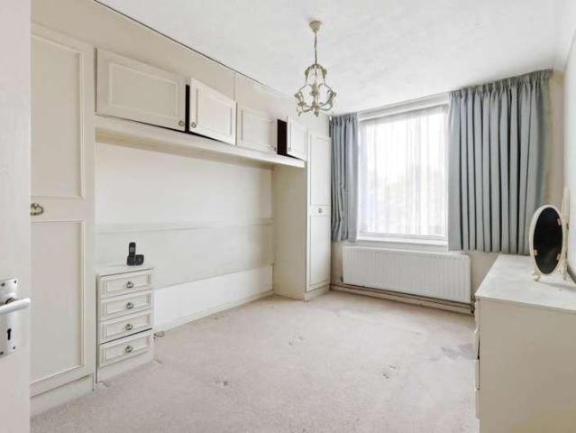 Flat for sale in Woodside Park, Greater London