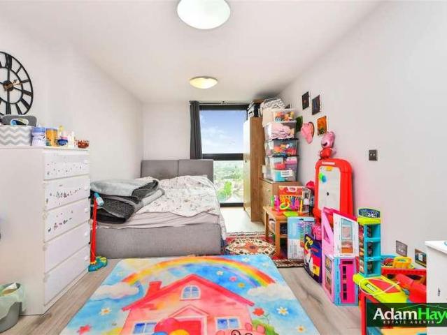 Flat for sale in North Finchley, Greater London