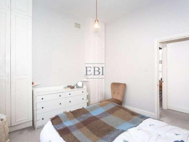 Flat for sale in London Borough of Islington, Greater London