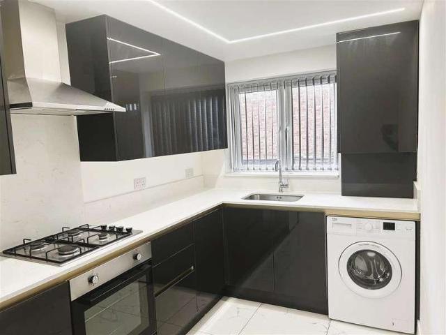 Flat for sale in London Borough of Ealing, Greater London
