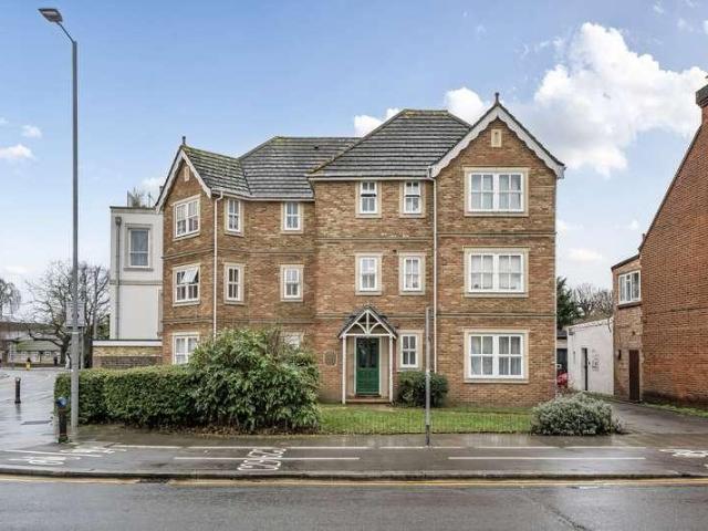 Flat for sale in Surbiton, Greater London