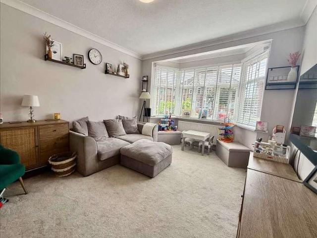 Flat for sale in London Borough of Hounslow, Hanworth