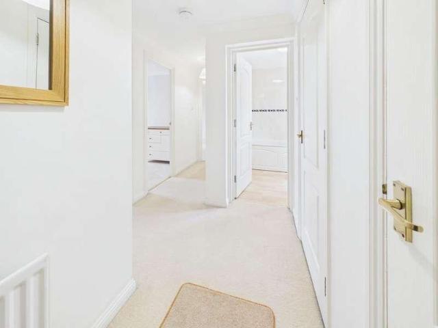 Flat for sale in Caterham on the Hill, Hillview