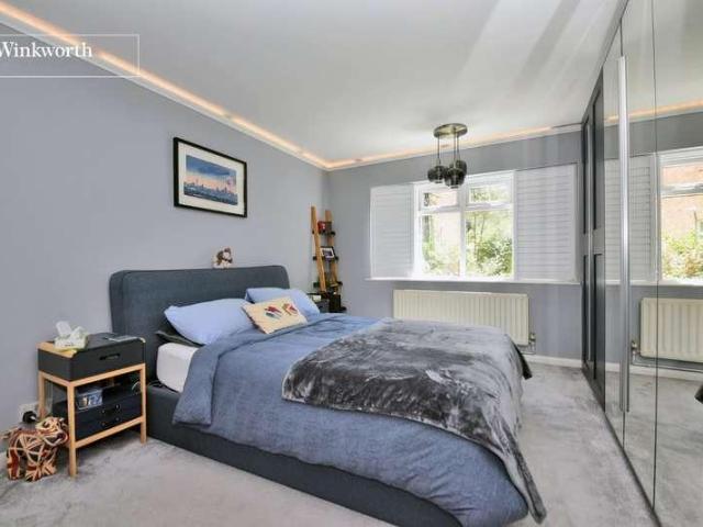 Flat for sale in Wallington, Greater London