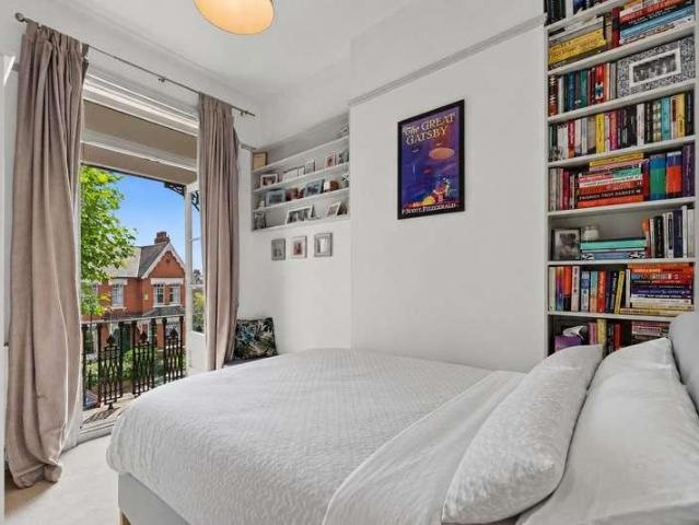 Flat for sale in Stroud Green, Greater London