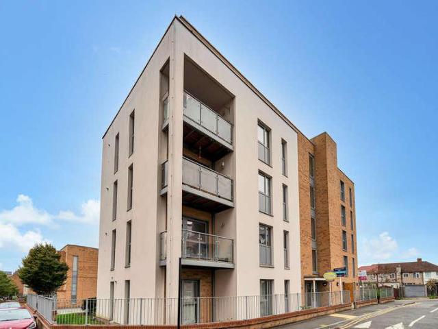 Flat for sale in London Borough of Hounslow, Feltham