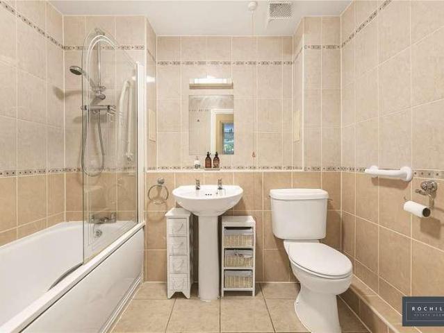 Flat for sale in Esher, Surrey