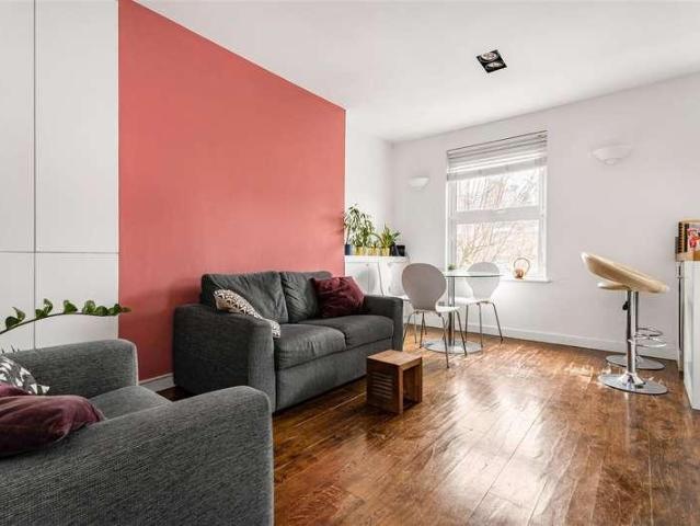 Flat for sale in Queen's Park, Greater London