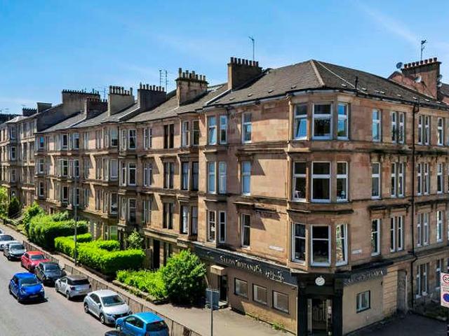 Flat for sale in Hillhead, Scotland