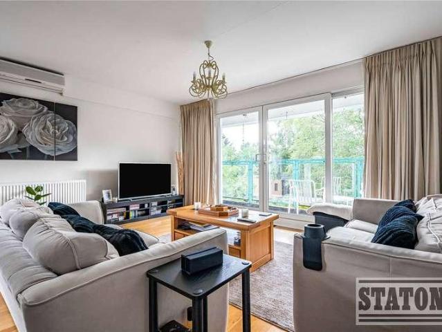 Flat for sale in High Barnet, Greater London