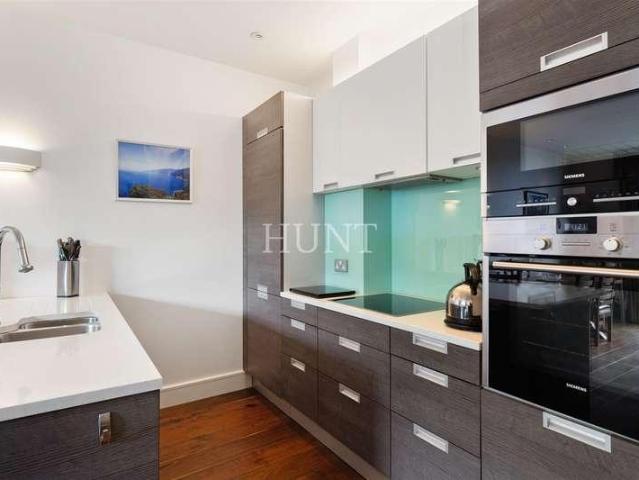 Flat for sale in Woodford Green, Woodford Wells