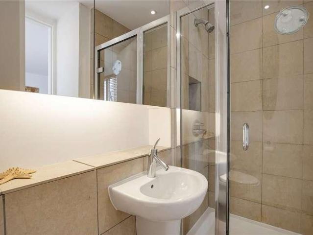 Flat for sale in Battersea, Greater London