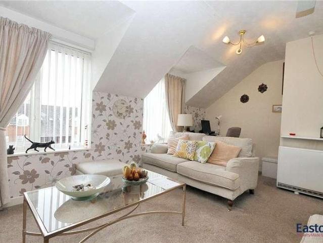 Flat for sale in Tattenham Corner, Red Hill