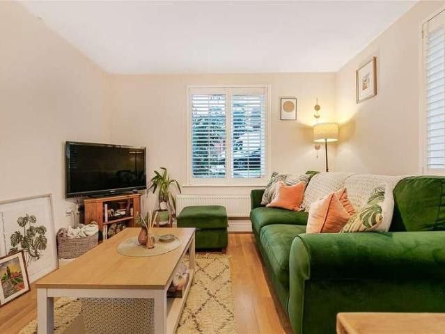Flat for sale in Woking, Surrey