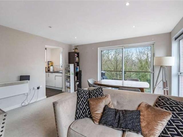 Flat for sale in London Borough of Southwark, Greater London
