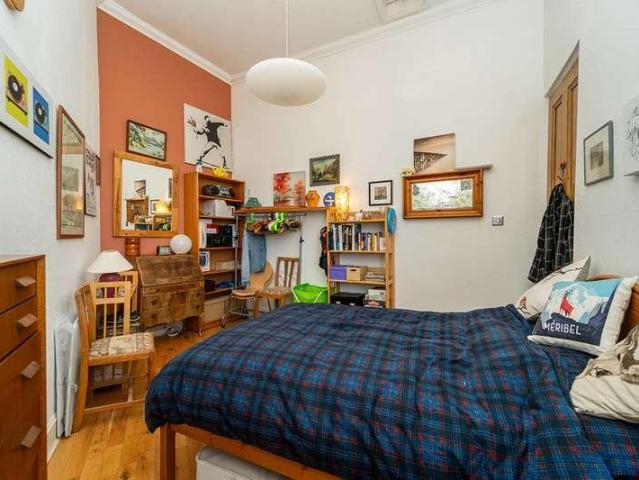 Flat for sale in Dowanhill, Scotland