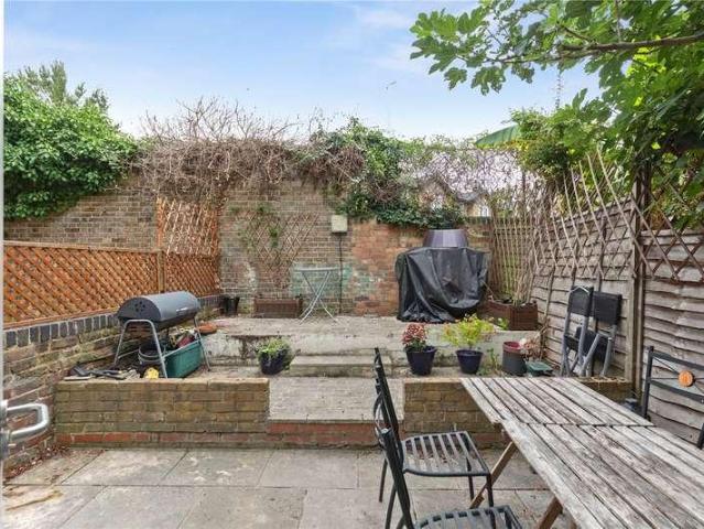 Flat for sale in Finsbury Park, Greater London