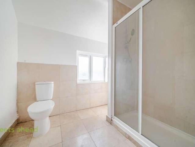 Flat for sale in London Borough of Croydon, Waddon