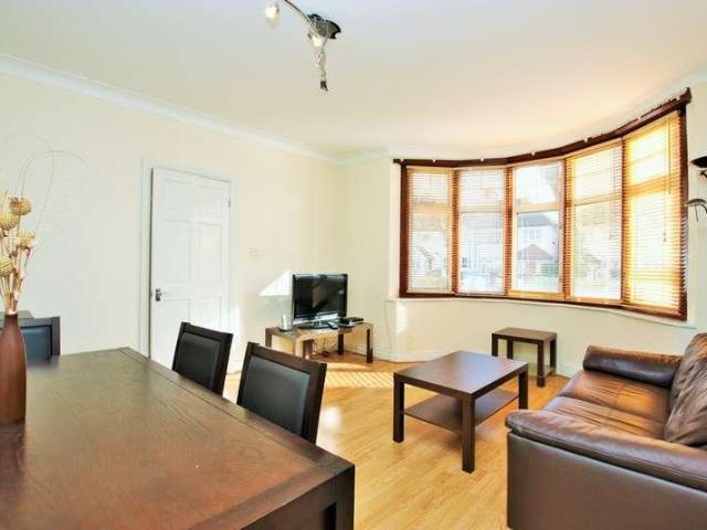 Flat for sale in Temple Fortune, Greater London