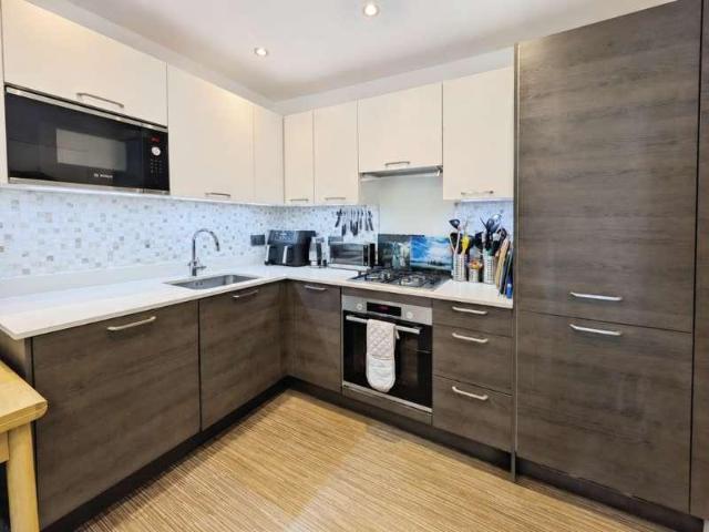 Flat for sale in Hatfield, Fretherne