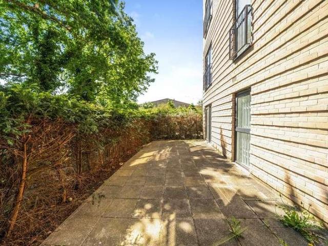 Flat for sale in Little Stanmore, Greater London