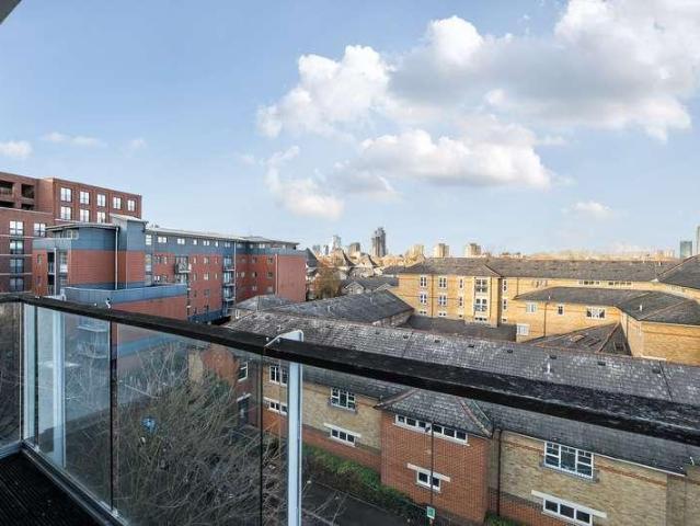 Flat for sale in Bermondsey, Greater London