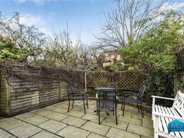 Flat for sale in Colney Hatch, Greater London