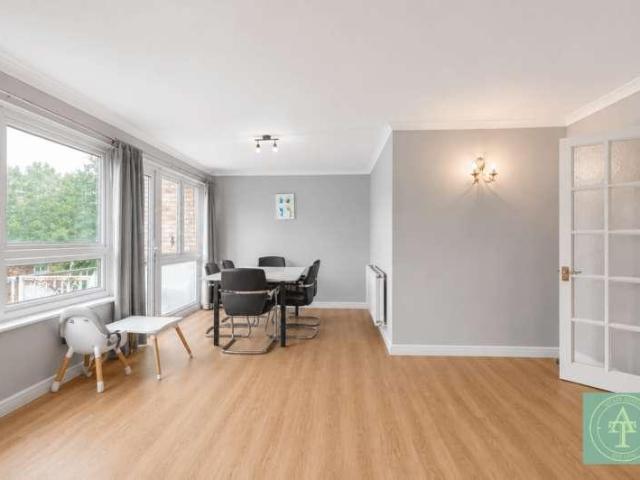 Flat for sale in Palmers Green, Greater London