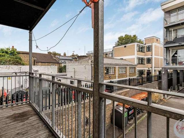 Flat for sale in Lower Clapton, Greater London