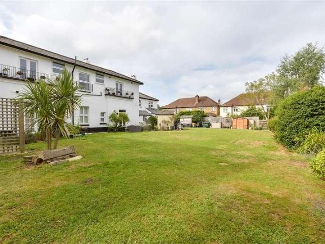 Flat for sale in Croydon, Shirley