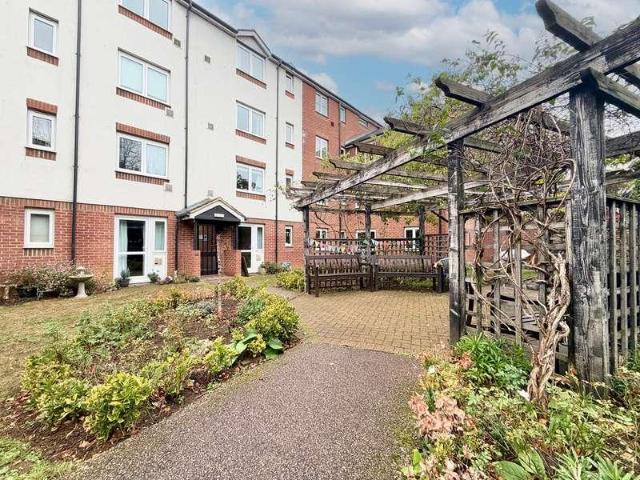 Flat for sale in Leighton-Linslade, Leighton Buzzard