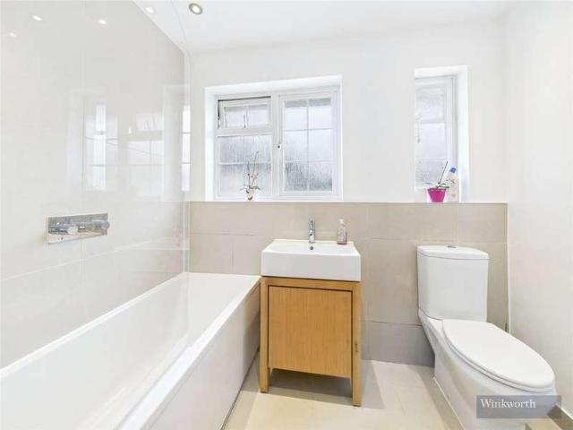 Flat for sale in Surbiton, Greater London