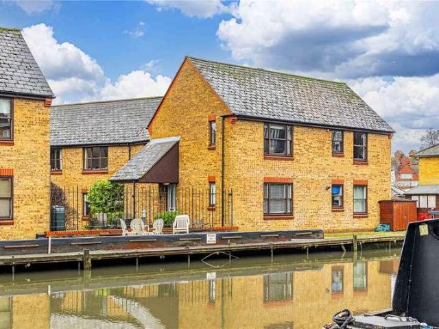 Flat for sale in Ashlyns Estate, Pouchen End