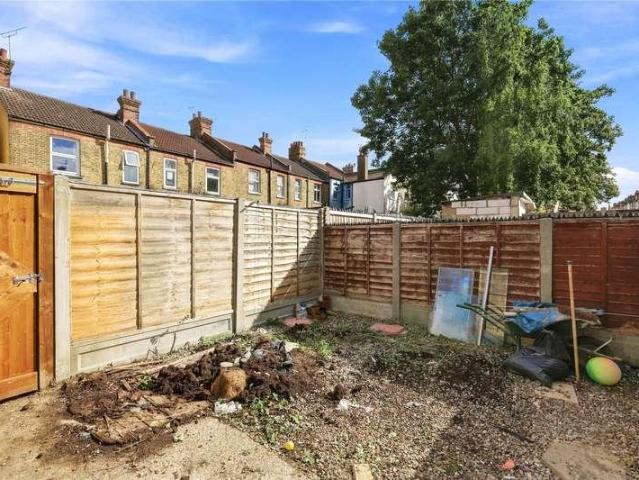Flat for sale in Alton Barnes, Essex