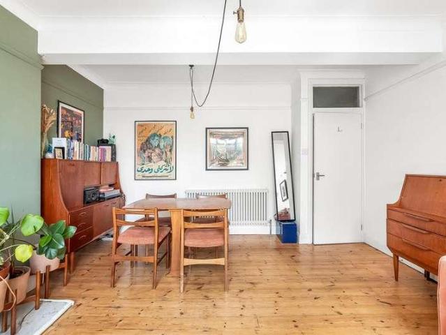 Flat for sale in London Borough of Lewisham, Forest Hill
