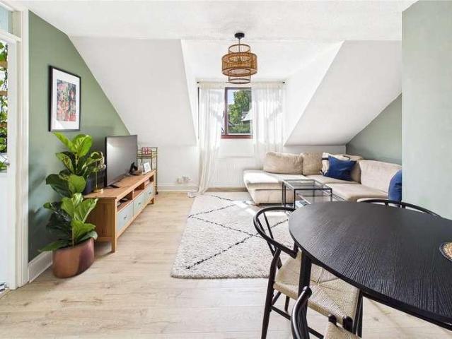 Flat for sale in Streatham, Greater London