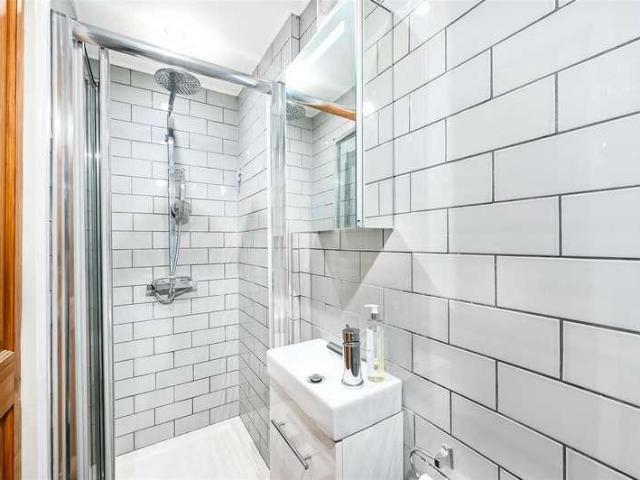 Flat for sale in London Borough of Merton, Collier's Wood