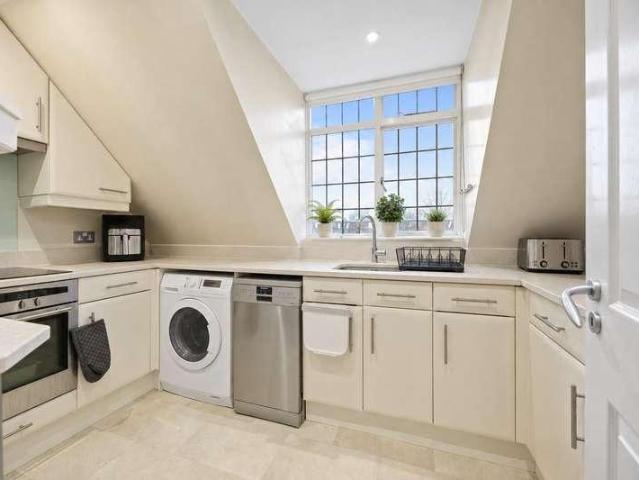 Flat for sale in Belsize Park, Greater London