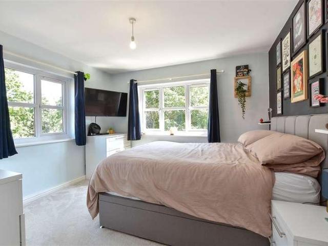 Flat for sale in Noak Bridge, Essex
