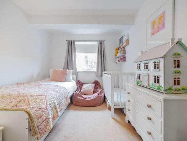 Flat for sale in Ruislip, Eastcote Village