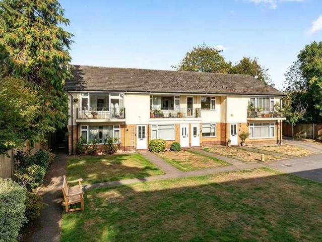 Flat for sale in Addlestone, Runnymede