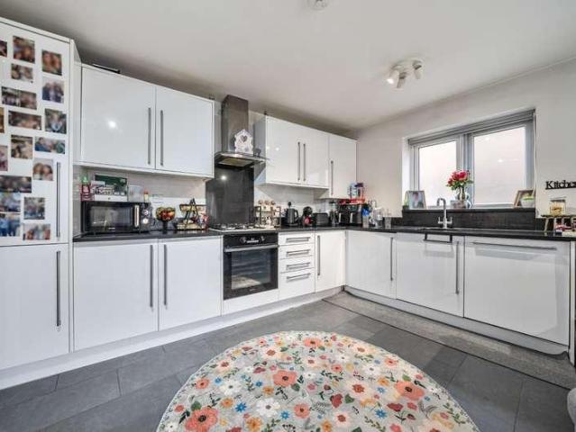 Flat for sale in Barnehurst, Greater London