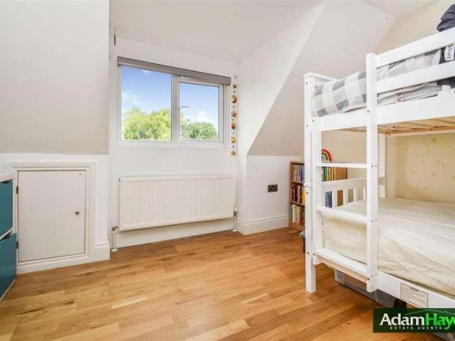 Flat for sale in North Finchley, Greater London