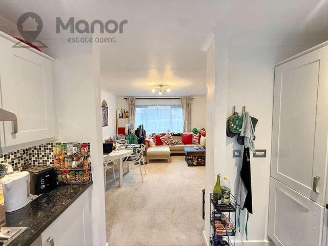 Flat for sale in E16, London