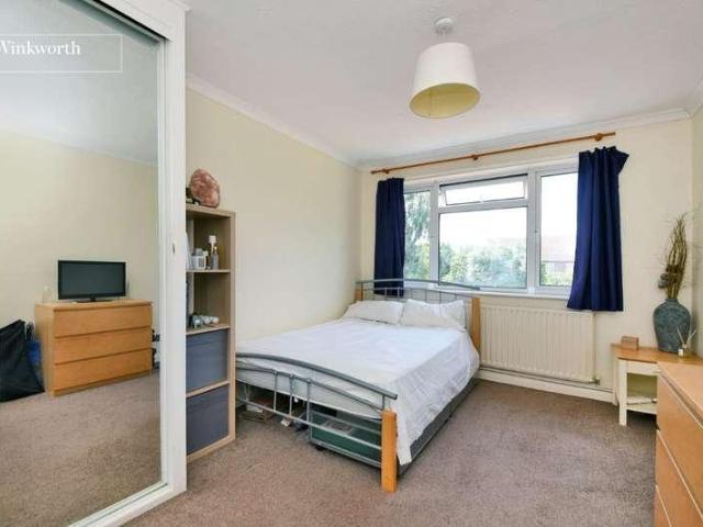 Flat for sale in Stoneleigh, Ewell