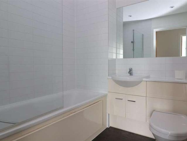 Flat for sale in Red Hill, Surrey