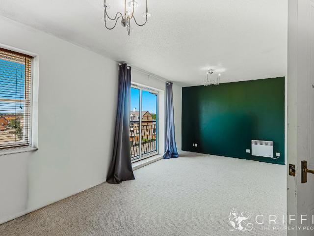 Flat for sale in Grays, Essex