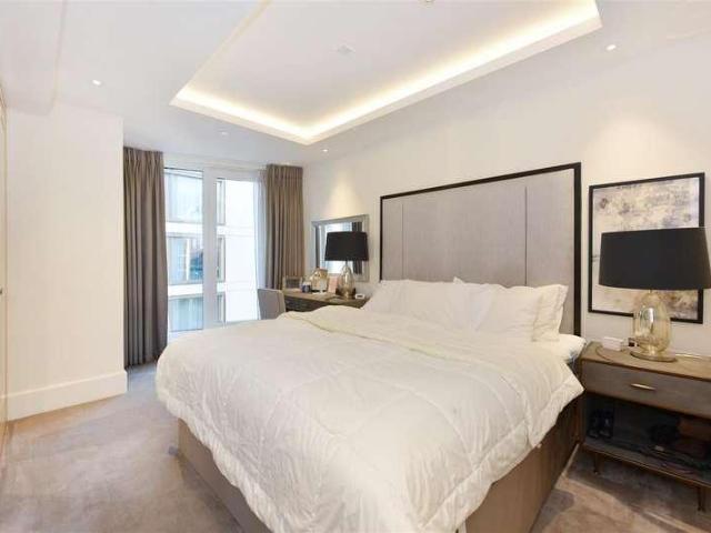 Flat for sale in Kensington, Greater London